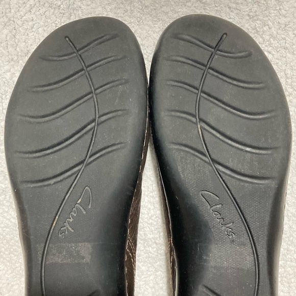 Clarks Women's Brown Leather w/Button Accent Slip On Casual Loafers Shoes SZ 10M - Picture 9 of 11